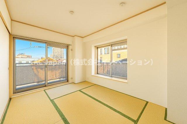 グリーンパーク六木2の和室|窓からやわらかく差し込む光と、伝統的な和のしつらえが調和するこの和室は、四季折々の美しさを感じさせてくれます。日々の疲れを癒し、リラックスしたい時には自然と足が向かう、心安らぐ特別な空間です。