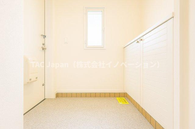 グリーンパーク六木2の玄関|扉を開けた瞬間、あたたかな陽光が差し込む玄関が広がり、清々しい空気とともにやさしく迎え入れてくれます。その明るさと開放感は、一日の始まりに期待を抱かせ、住まい全体の心地よさを自然と感じさせてくれます。