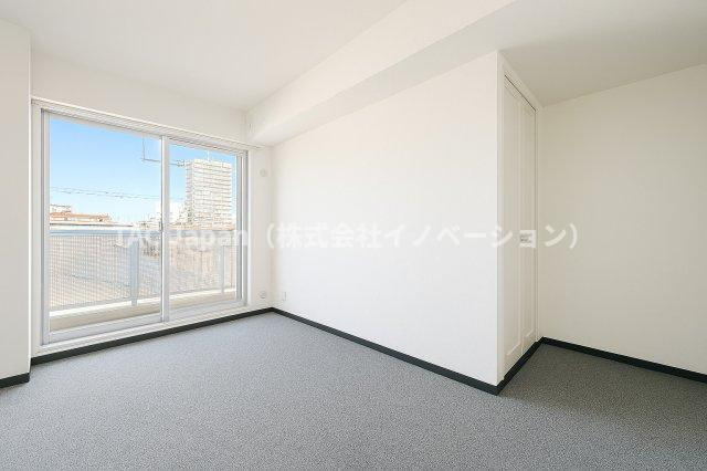 グリーンパーク六木2の洋室|陽射しがやわらかく差し込む洋室は、日々の疲れを癒す静けさに包まれたプライベート空間。お気に入りの家具をどこに置こうか、思い描くだけで自然と笑顔がこぼれます。─そんな温もりと可能性に満ちた一部屋です。