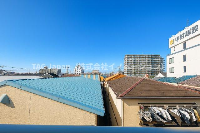 グリーンパーク六木2の展望|空と街の景色が広がる窓辺は、暮らしの舞台を美しく彩ります。窓を開けるたびに心がほどけ、穏やかな風と光に包まれる、ゆったりとした時間が流れています。日々の喧騒から離れ、自然と調和する心地よい住まいです。