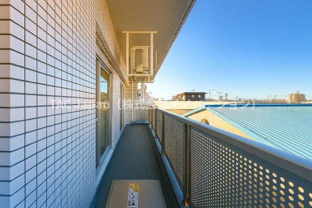 グリーンパーク六木2のバルコニー|やわらかな風がそっと頬をなで、空の広がりが日常を包み込むL字型のバルコニー。朝の光に目を細めたり、夕暮れの空にひと息ついたり──心がほどけるひとときが、ここにはあります。