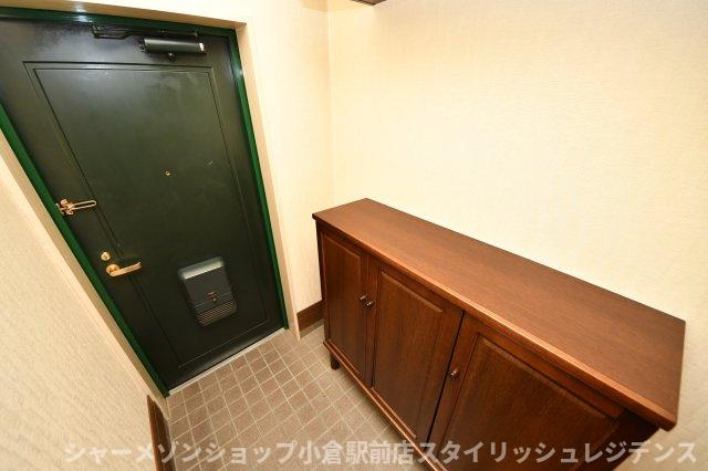 メゾンモンブラン富野台・壱番管C棟の玄関