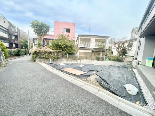 港区白金台3丁目　建築条件無し売地の前面道路含む現地写真|2026.02.20撮影

現地ご見学希望・資料請求などお気軽にお問い合わせ下さい！
03-5990-5201