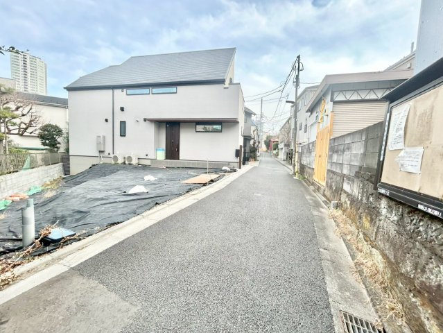 港区白金台3丁目　建築条件無し売地の前面道路含む現地写真|2026.02.20撮影

現地ご見学希望・資料請求などお気軽にお問い合わせ下さい！
03-5990-5201