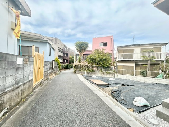 港区白金台3丁目　建築条件無し売地の前面道路含む現地写真|2026.02.20撮影

現地ご見学希望・資料請求などお気軽にお問い合わせ下さい！
03-5990-5201