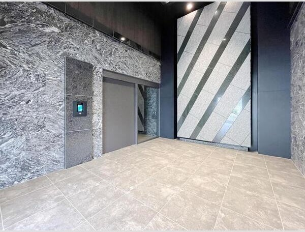 S-RESIDENCE堺浜寺broadのエントランス