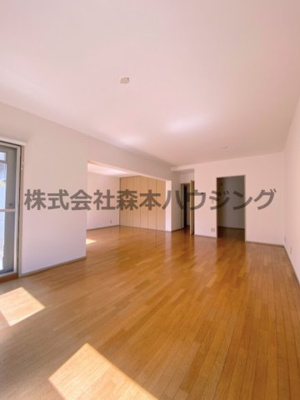 【居間・リビング】 | 　コモンシティ星田アステージ8号棟 | こちらのリビングで趣味の時間をお楽しみください