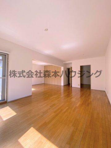 【居間・リビング】 | 　コモンシティ星田アステージ8号棟 | こちらのリビングで趣味の時間をお楽しみください