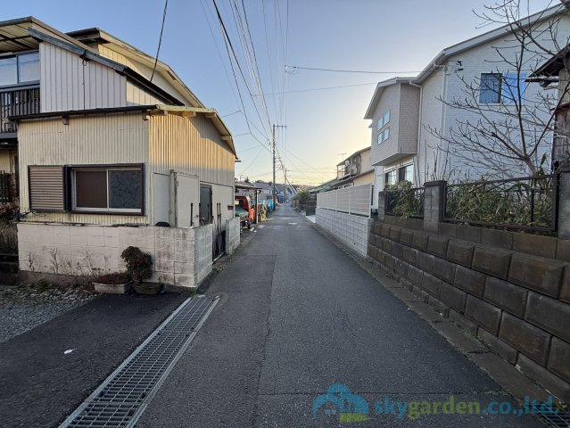 平塚市広川　中古戸建の前面道路含む現地写真
