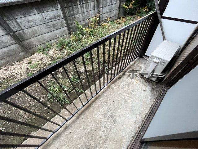 三鷹市下連雀１丁目のアパートのバルコニー