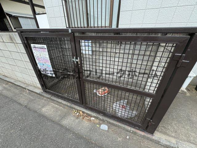 三鷹市下連雀１丁目のアパートのエントランス