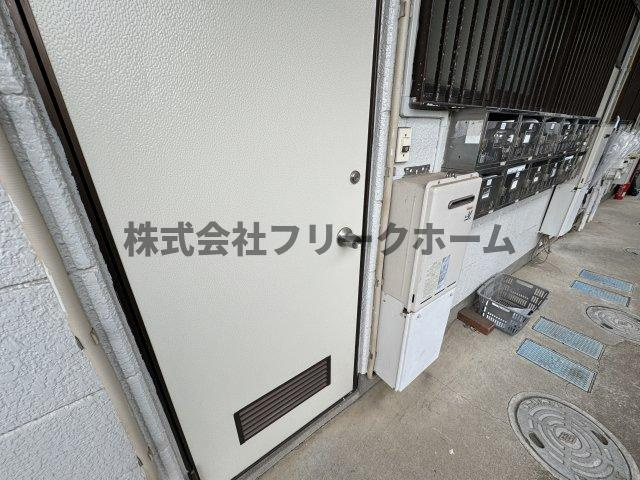三鷹市下連雀１丁目のアパートの玄関