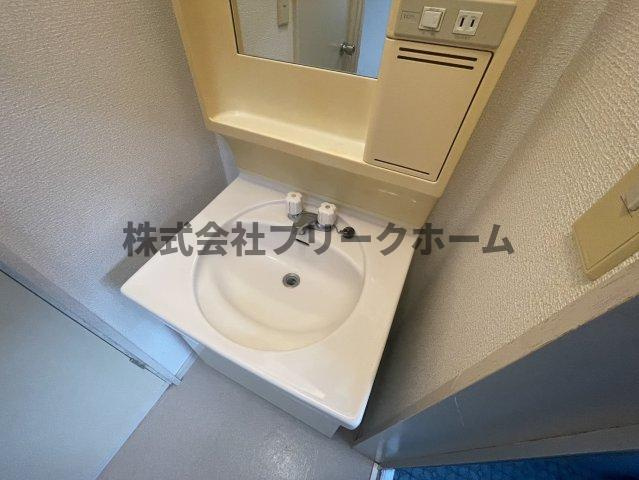 三鷹市下連雀１丁目のアパートの洗面所