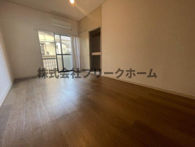 三鷹市下連雀１丁目のアパートの居間・リビング