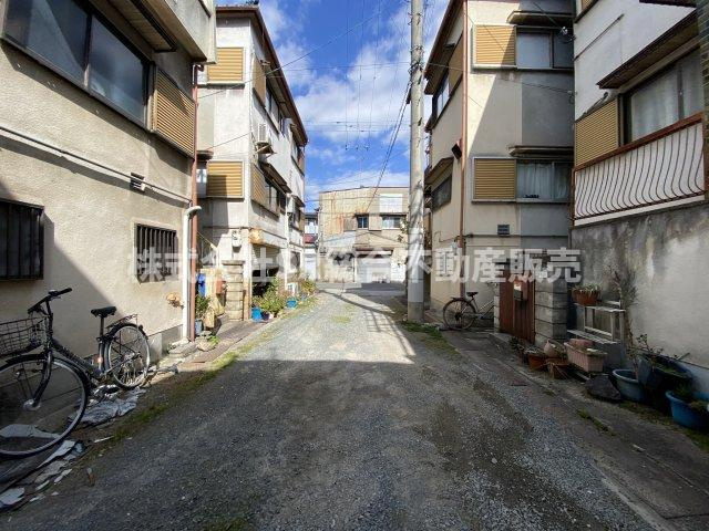 衣摺3丁目中古戸建の前面道路含む現地写真|東大阪市の不動産の事なら弊社にお任せ下さいませ！
各地域の特徴・グルメ・裏道やその他、細かい情報等も熟知した
東大阪市出身のスタッフが新生活を送るお客様をサポート致します！