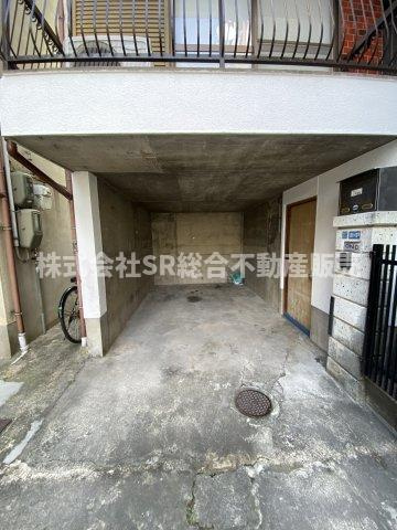 衣摺3丁目中古戸建の駐車場|お車をお持ちの方には必要な駐車場付き♪ビルトインガレージ（車種による）に加え物置もあります！