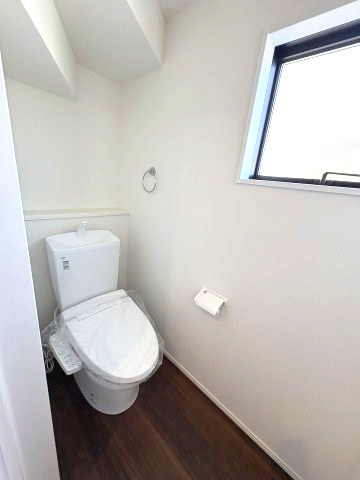 【トイレ】 | 大野城市南ケ丘5丁目4期　2号棟（全2棟）【仲介手数料無料・0円】 | 現地写真。1階のトイレです。