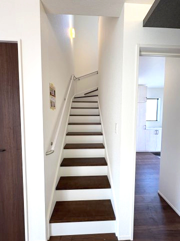 【内装】 | 大野城市南ケ丘5丁目4期　2号棟（全2棟）【仲介手数料無料・0円】 | 現地写真。2階へ上がる階段です。手摺もついて安全ですね。