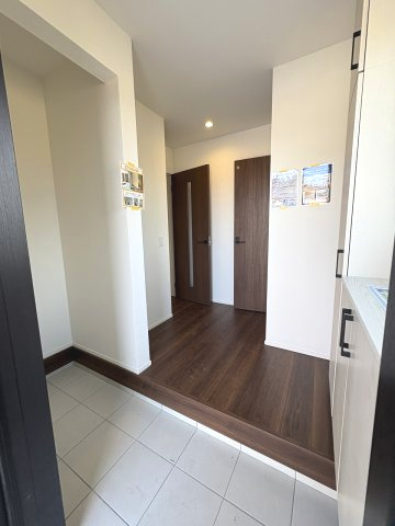 【玄関】 | 大野城市南ケ丘5丁目4期　2号棟（全2棟）【仲介手数料無料・0円】 | 現地写真。