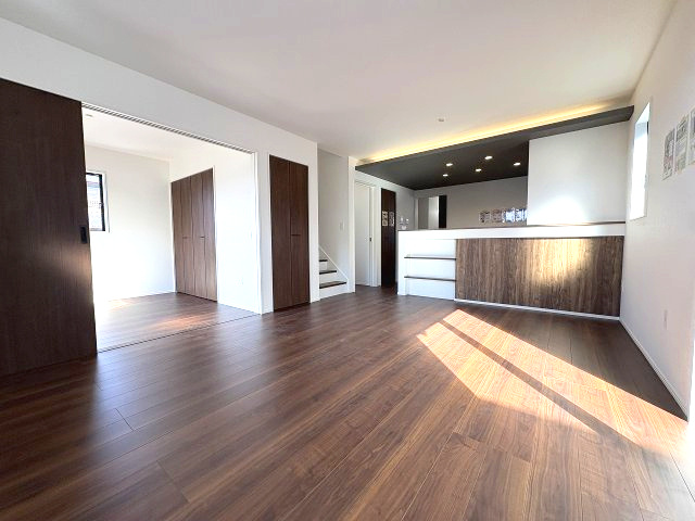 【居間・リビング】 | 大野城市南ケ丘5丁目4期　2号棟（全2棟）【仲介手数料無料・0円】 | 現地写真。リビングです。