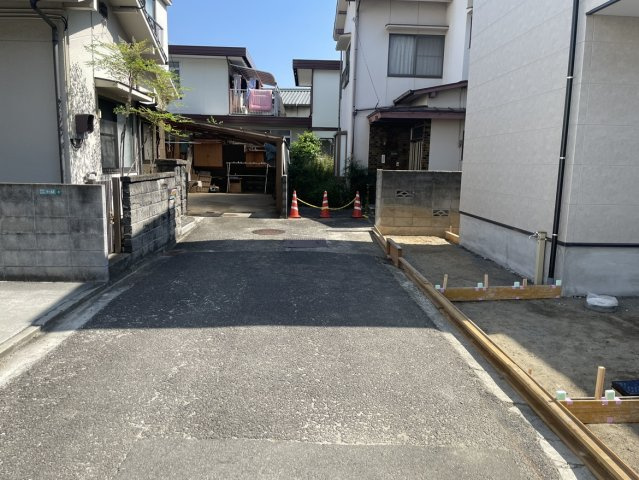 南江戸四丁目新築一戸建ての前面道路含む現地写真
