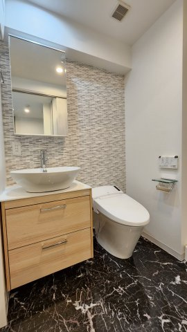 ピアッツァレント八木駅前のトイレ|温水洗浄便座付きトイレ・大きな鏡付き洗面化粧台