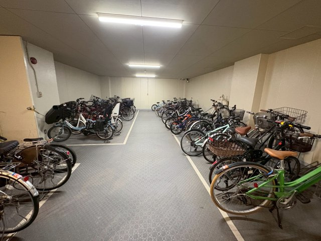 ポートピアプラザC棟の駐車場