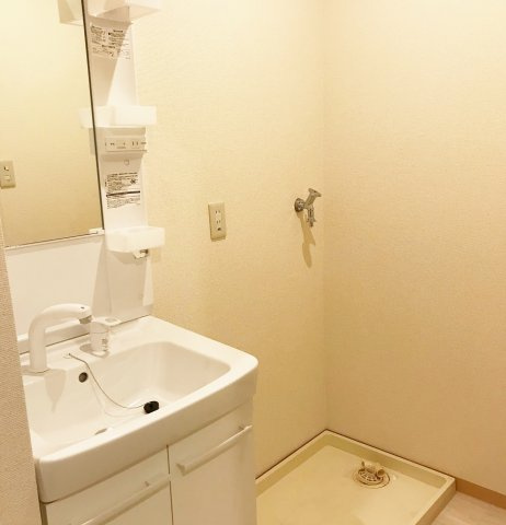 プレステージ芦屋E棟の洗面所|室内洗濯機置き場、鏡付きの洗面化粧台もあります。