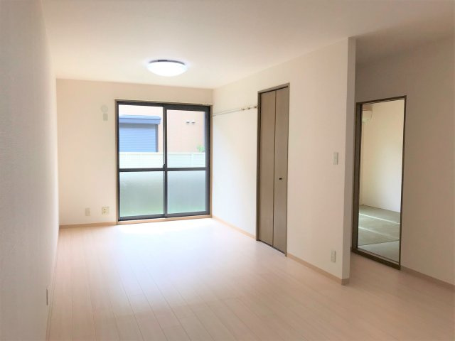 プレステージ芦屋E棟の居間・リビング|窓が大きいのでお部屋が明るく感じます。