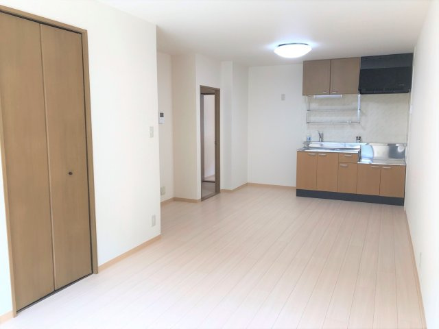 プレステージ芦屋E棟の居間・リビング|シンプルで使いやすいリビング・ダイニング・キッチンです。