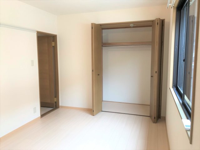 プレステージ芦屋E棟の洋室|洋室には収納が付いているので便利です。