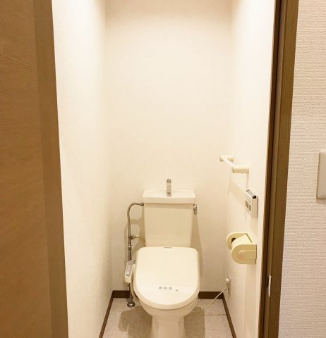 プレステージ芦屋E棟のトイレ|温水洗浄便座は設備としてついています。