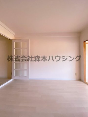 【居間・リビング】 | 　グリーンピア東寝屋川 | 広々とした居間です