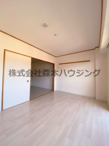 【洋室】 | 　グリーンピア東寝屋川 | 使い勝手のいい洋室です