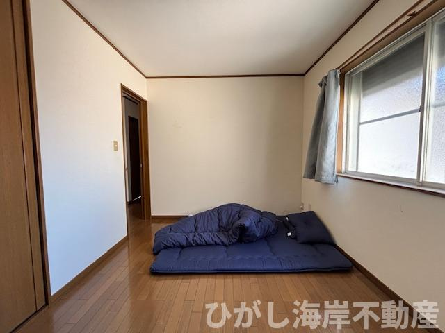 平塚市御殿3　中古戸建の寝室|6帖以上で使いやすい洋室。家具配置もしやすい整った形。