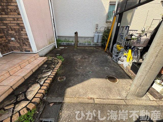 平塚市御殿3　中古戸建の駐車場|敷地内駐車スペースあり。日常使いにちょうどいい実用設計。