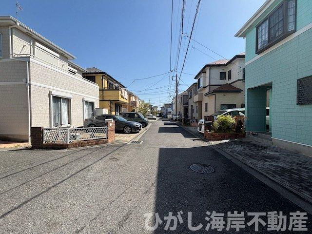 平塚市御殿3　中古戸建の前面道路含む現地写真|交通量が少なく、落ち着いた雰囲気の前面道路。
同世代のご家族も多い、安心して暮らせる街並みです。