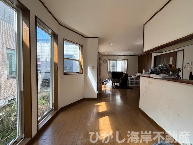 平塚市御殿3　中古戸建の居間・リビング|2面採光で光が行き渡るLDK。奥まで広がる開放的な空間。