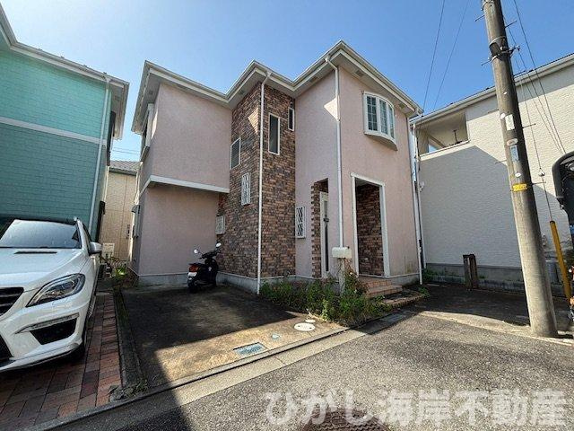 平塚市御殿3　中古戸建の前面道路含む現地写真|陽光に包まれる南向きの佇まい。
駐車2台可×LDK18帖、ゆとりある暮らしがここから始まります。