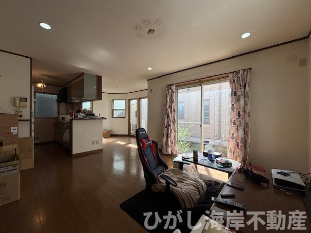 平塚市御殿3　中古戸建の居間・リビング|ゆとりあるLDK。2面採光で光と風が心地よく通り抜けます。