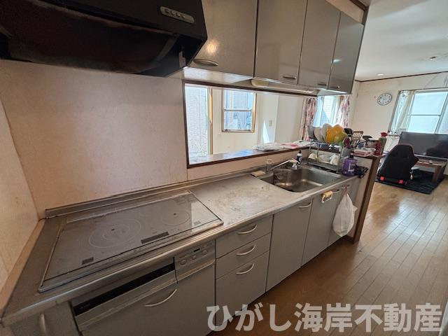 平塚市御殿3　中古戸建のキッチン|LDKと一体感のあるキッチン。配膳や片付けもスムーズな動線。