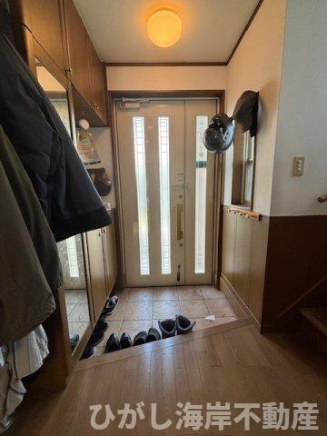 平塚市御殿3　中古戸建の玄関|収納力のある玄関。家族分の靴もしっかり収まるすっきり空間。