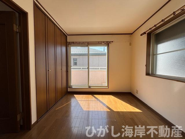 平塚市御殿3　中古戸建の洋室|全室6帖以上のゆとり設計。明るさと収納を兼ね備えた一室。