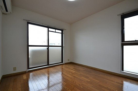 ワコーレフット篠原の洋室