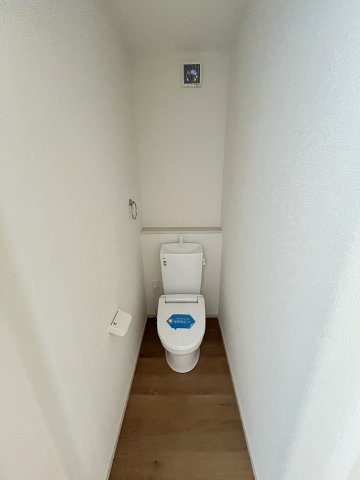 【内装】 | 糟屋郡志免町志免2丁目7期　1号棟（全1棟）【仲介手数料無料・0円】 | 施工例。2階にもトイレです。施工例は完成時と異なる場合があります。