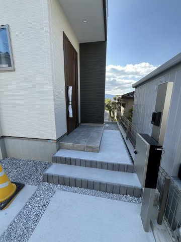 【玄関】 | 糟屋郡志免町志免2丁目7期　1号棟（全1棟）【仲介手数料無料・0円】 | 施工例。施工例は完成時と異なる場合があります。