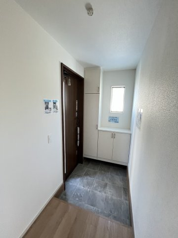 【玄関】 | 糟屋郡志免町志免2丁目7期　1号棟（全1棟）【仲介手数料無料・0円】 | 施工例。施工例は完成時と異なる場合があります。