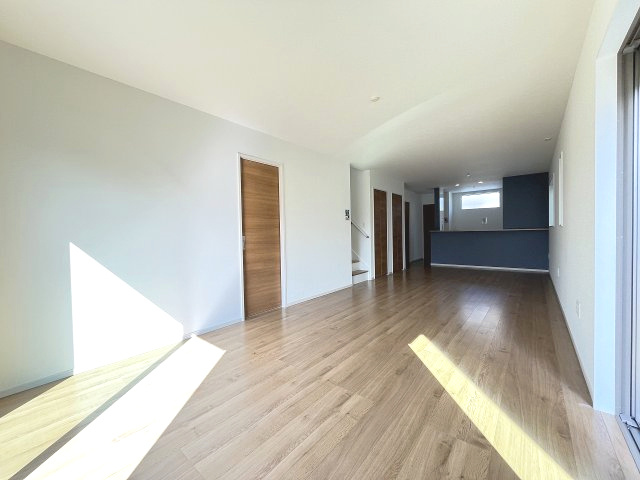 【内装】 | 糟屋郡志免町志免2丁目7期　1号棟（全1棟）【仲介手数料無料・0円】 | 施工例。リビングです。施工例は完成時と異なる場合があります。