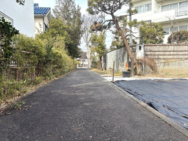 鎌倉駅徒歩7分　建築条件なし　72坪超の整形地の前面道路含む現地写真|前面道路
