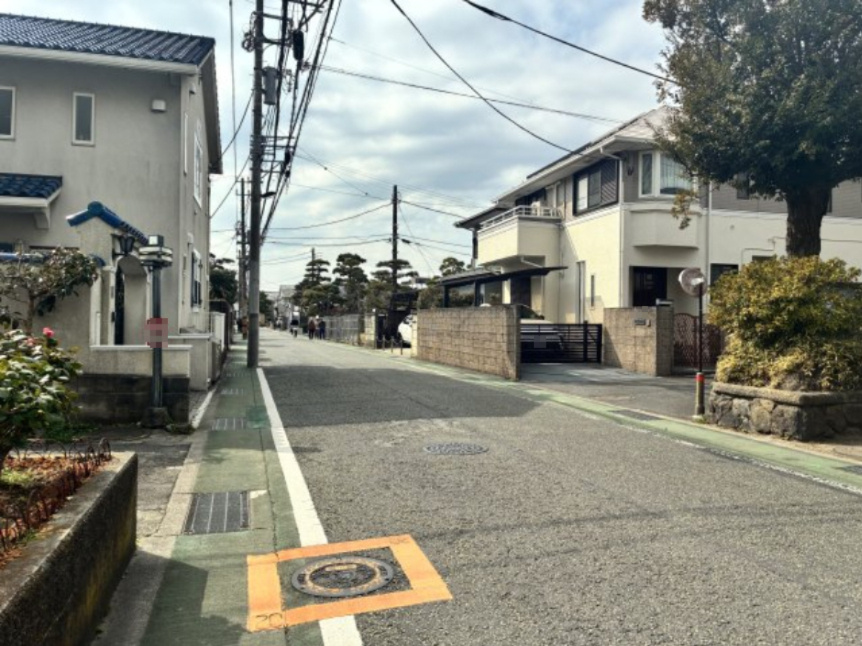 鎌倉駅徒歩7分　建築条件なし　72坪超の整形地の周辺|周辺道路